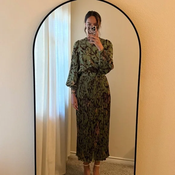 Johanna Ortiz Gifts of Nature Blouse and Acts of Nature Pleated Skirt Set - Picture 6 of 16